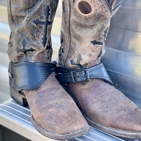 Two S Leatherwork The Mamba Curved Body Rope Border Stamp Spur Straps with matte black center bar buckle.